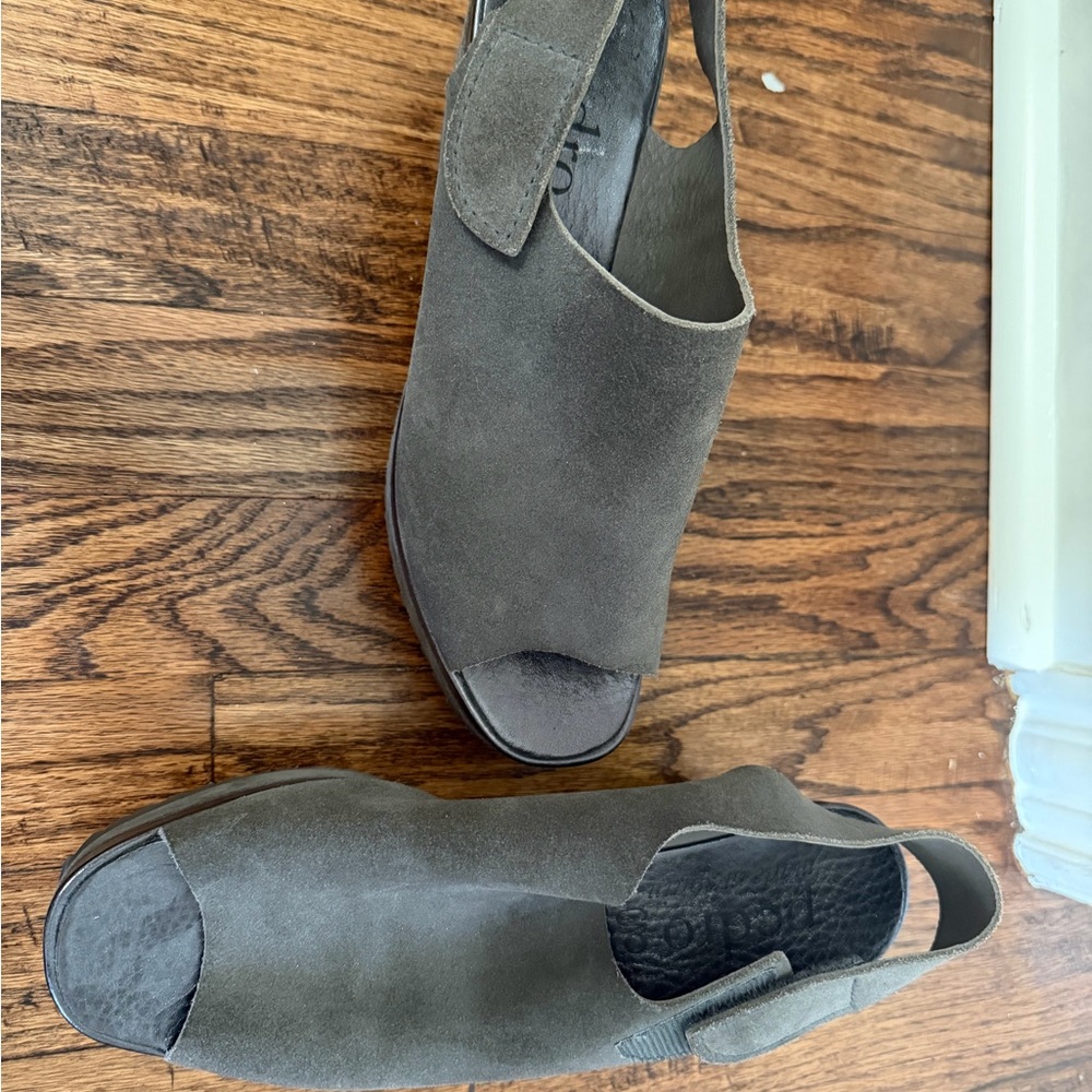 Size 39 Pedro Garcia Gray Suede Wedge Sandals